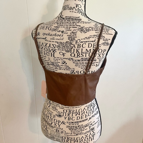 Ladies Faux leather - V-neck crop top with adjustable straps. Size M. - Picture 5 of 9